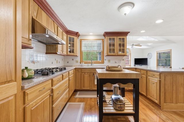 2 Sandspur Ln, North Reading, MA 01864