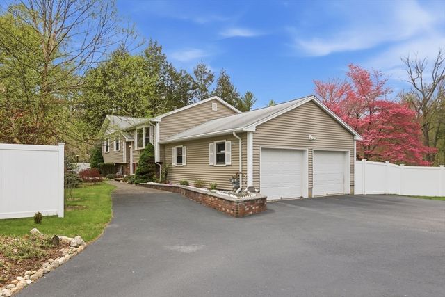 2 Sandspur Ln, North Reading, MA 01864