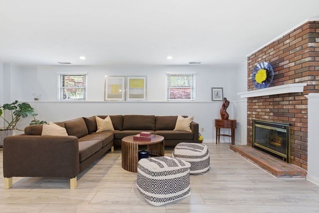 2 Sandspur Ln, North Reading, MA 01864