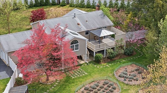 2 Sandspur Ln, North Reading, MA 01864