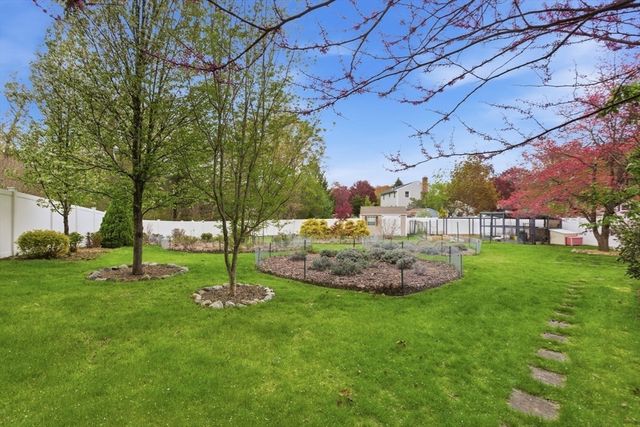 2 Sandspur Ln, North Reading, MA 01864