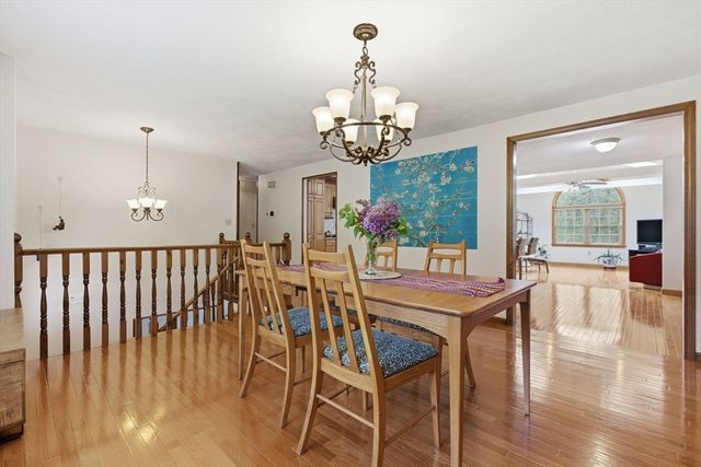 2 Sandspur Ln, North Reading, MA 01864
