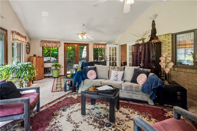405 Peters Dr, Shaler, PA 15116