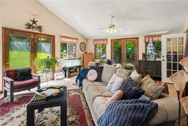 405 Peters Dr, Shaler, PA 15116