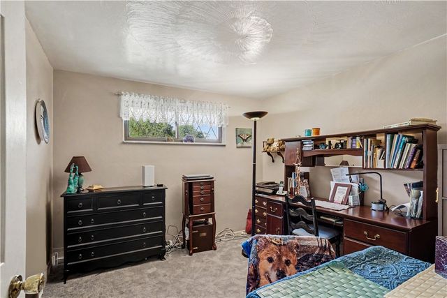 405 Peters Dr, Shaler, PA 15116