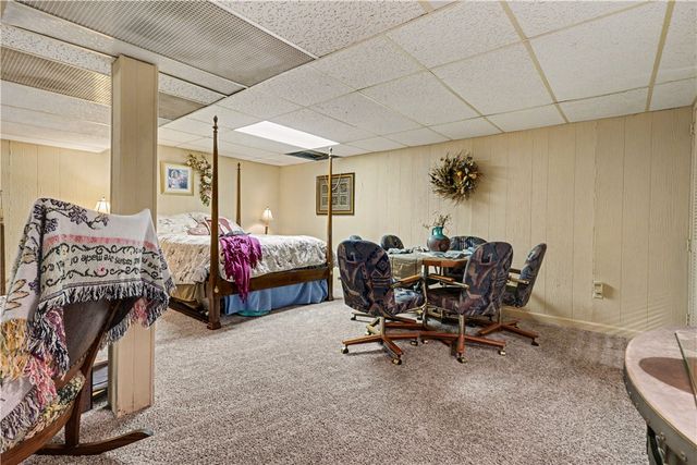 405 Peters Dr, Shaler, PA 15116