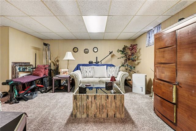 405 Peters Dr, Shaler, PA 15116