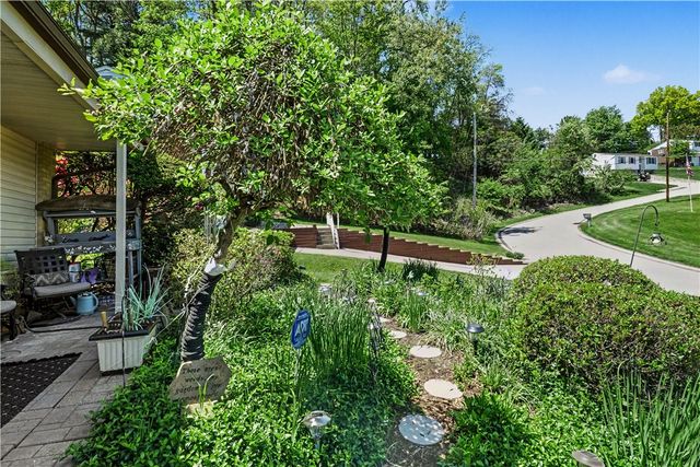 405 Peters Dr, Shaler, PA 15116
