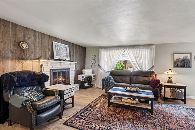 405 Peters Dr, Shaler, PA 15116
