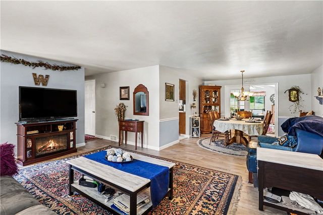405 Peters Dr, Shaler, PA 15116