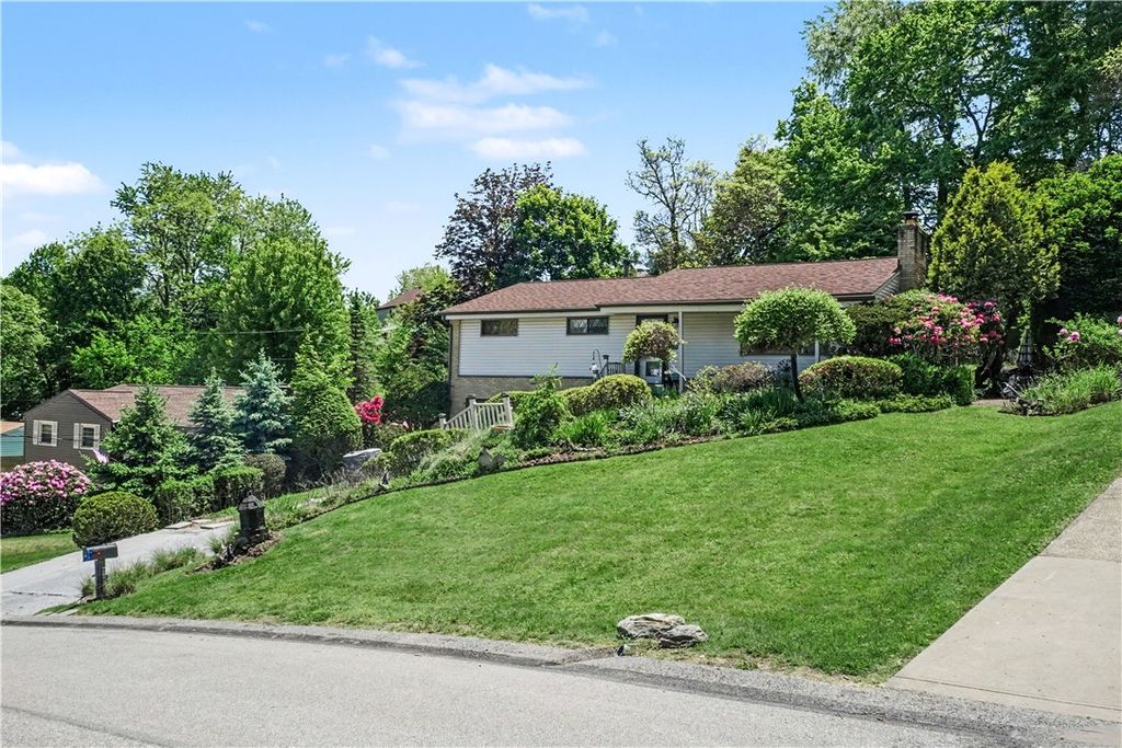 405 Peters Dr, Shaler, PA 15116