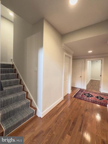 42 GREYTHORNE WOODS CIR, Wayne, PA 19087