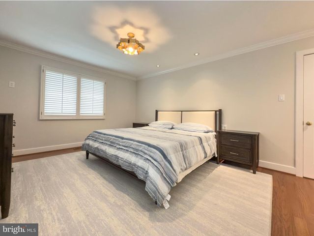 42 GREYTHORNE WOODS CIR, Wayne, PA 19087