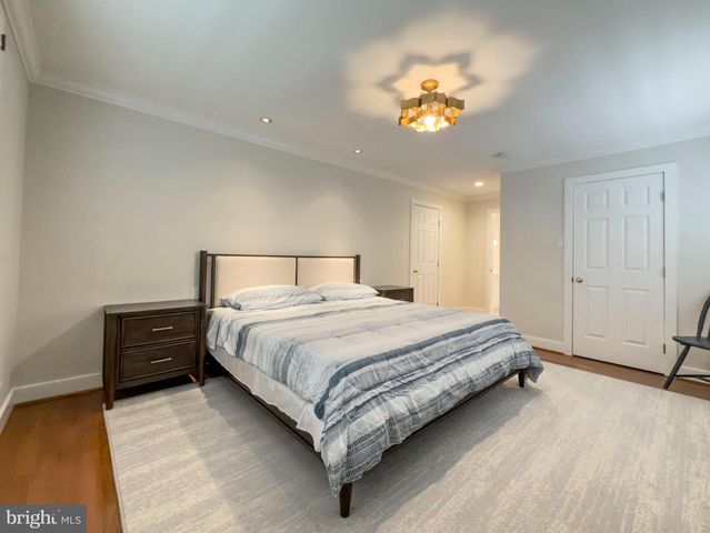 42 GREYTHORNE WOODS CIR, Wayne, PA 19087