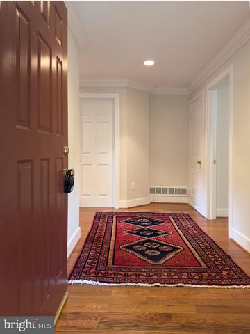 42 GREYTHORNE WOODS CIR, Wayne, PA 19087
