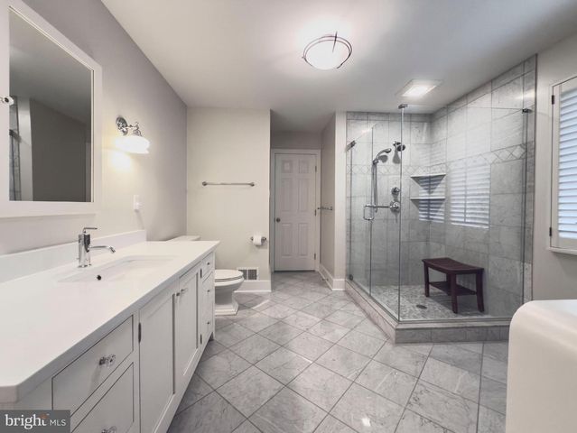 42 GREYTHORNE WOODS CIR, Wayne, PA 19087