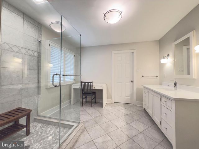 42 GREYTHORNE WOODS CIR, Wayne, PA 19087