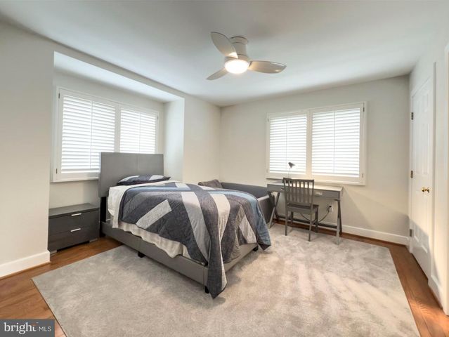 42 GREYTHORNE WOODS CIR, Wayne, PA 19087