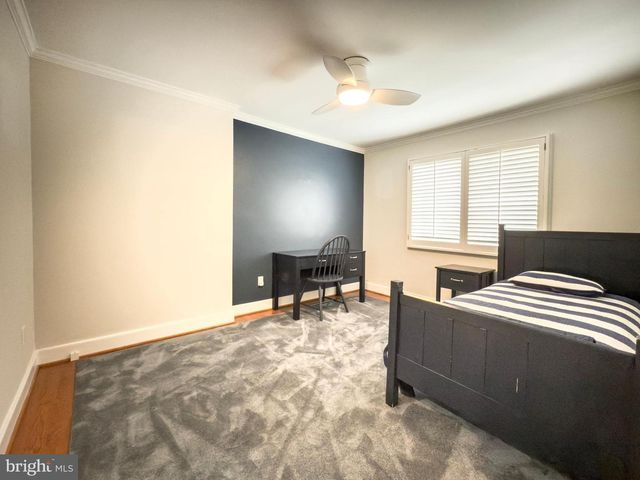 42 GREYTHORNE WOODS CIR, Wayne, PA 19087