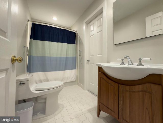 42 GREYTHORNE WOODS CIR, Wayne, PA 19087