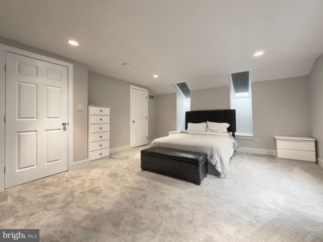 42 GREYTHORNE WOODS CIR, Wayne, PA 19087