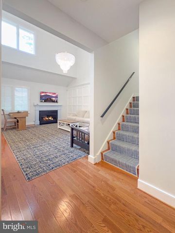 42 GREYTHORNE WOODS CIR, Wayne, PA 19087