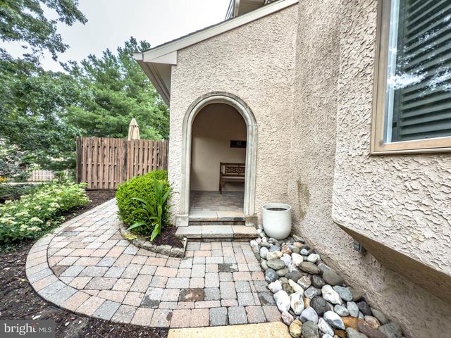42 GREYTHORNE WOODS CIR, Wayne, PA 19087