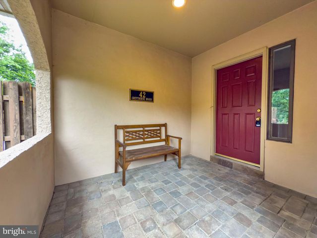 42 GREYTHORNE WOODS CIR, Wayne, PA 19087