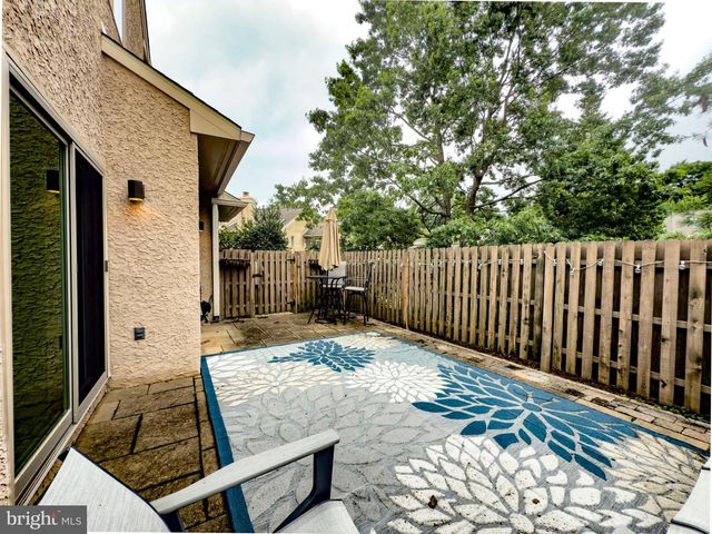 42 GREYTHORNE WOODS CIR, Wayne, PA 19087