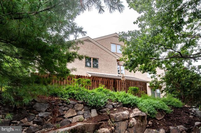 42 GREYTHORNE WOODS CIR, Wayne, PA 19087