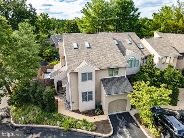 42 GREYTHORNE WOODS CIR, Wayne, PA 19087