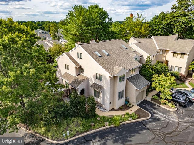 42 GREYTHORNE WOODS CIR, Wayne, PA 19087