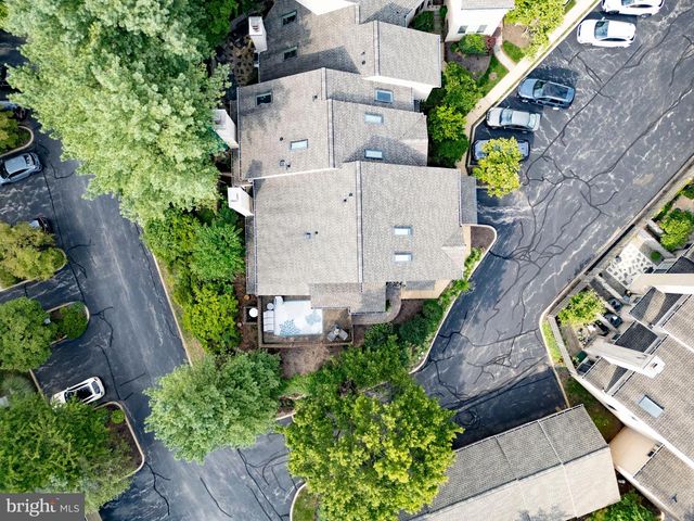 42 GREYTHORNE WOODS CIR, Wayne, PA 19087