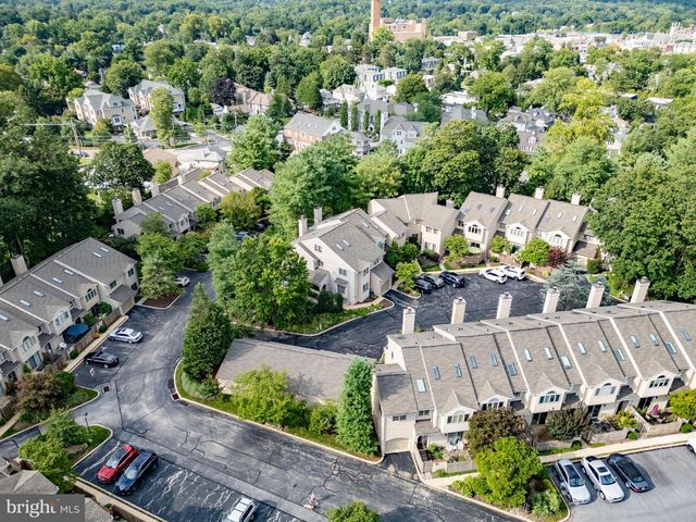 42 GREYTHORNE WOODS CIR, Wayne, PA 19087