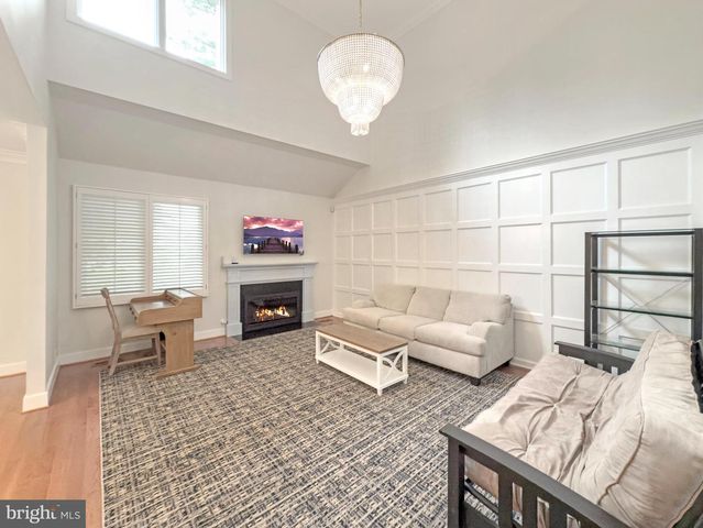 42 GREYTHORNE WOODS CIR, Wayne, PA 19087
