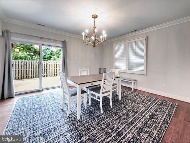 42 GREYTHORNE WOODS CIR, Wayne, PA 19087