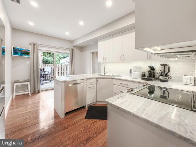 42 GREYTHORNE WOODS CIR, Wayne, PA 19087