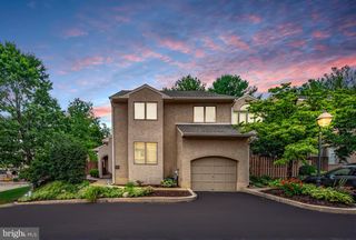 42 GREYTHORNE WOODS CIR, Wayne, PA 19087