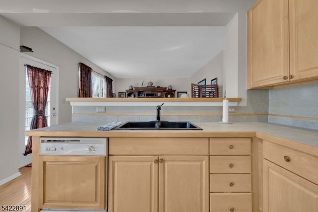 33 Pony Ln, Raritan Twp., NJ 08822