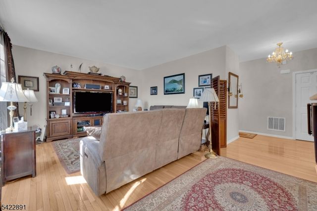 33 Pony Ln, Raritan Twp., NJ 08822