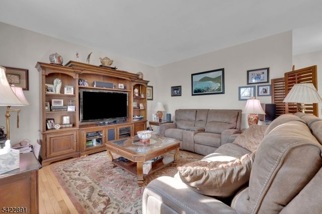 33 Pony Ln, Raritan Twp., NJ 08822