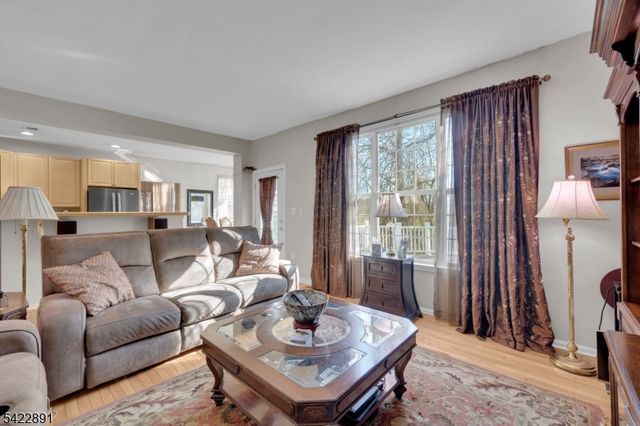 33 Pony Ln, Raritan Twp., NJ 08822
