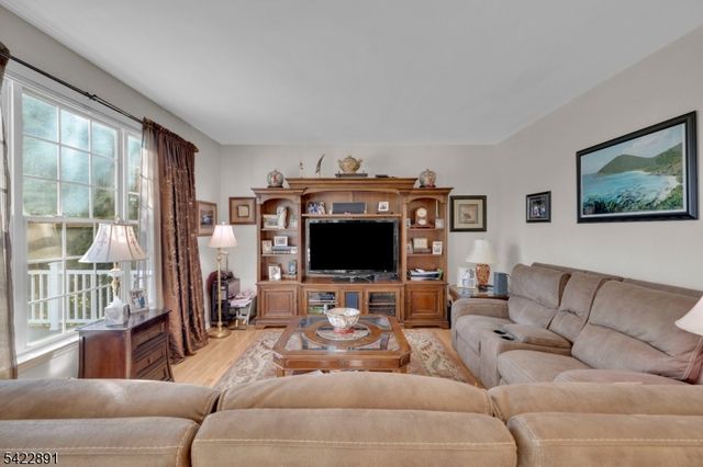 33 Pony Ln, Raritan Twp., NJ 08822