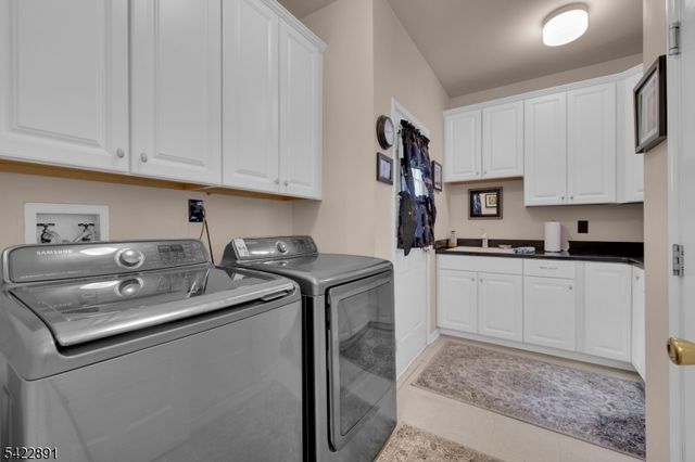 33 Pony Ln, Raritan Twp., NJ 08822