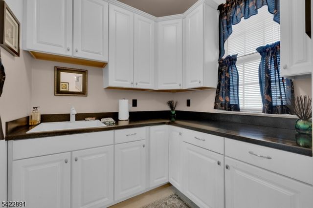 33 Pony Ln, Raritan Twp., NJ 08822