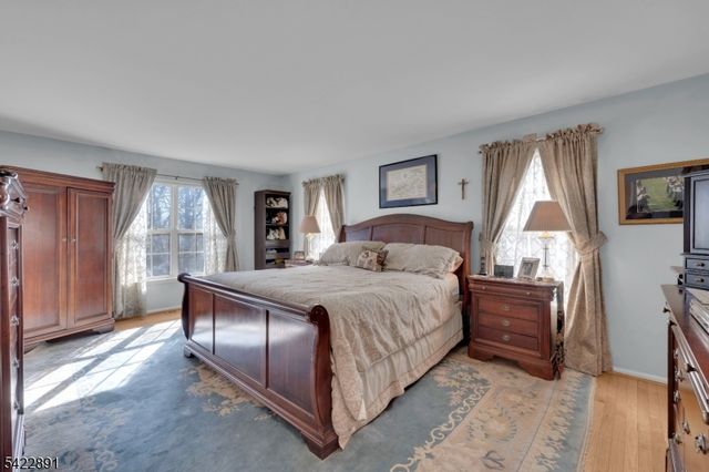 33 Pony Ln, Raritan Twp., NJ 08822