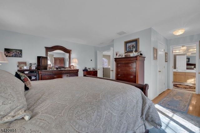 33 Pony Ln, Raritan Twp., NJ 08822