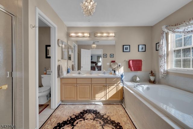 33 Pony Ln, Raritan Twp., NJ 08822