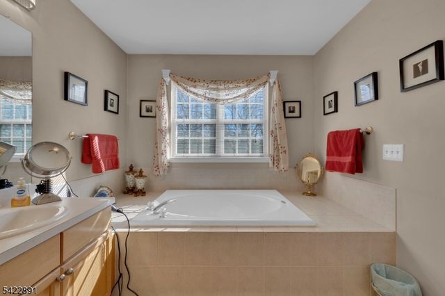 33 Pony Ln, Raritan Twp., NJ 08822
