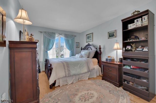 33 Pony Ln, Raritan Twp., NJ 08822